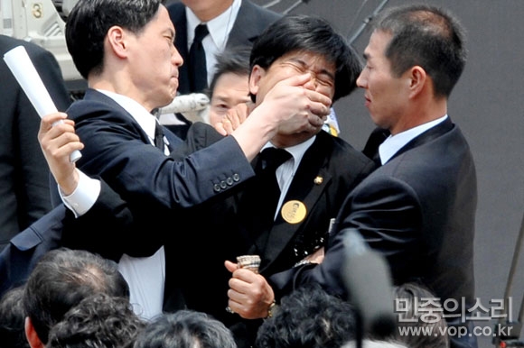 노무현 전 대통령 영결식장서 끌려나가는 백원우 의원