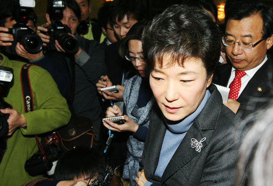 기자들에 둘러싸인 박근혜 전 한나라당 대표