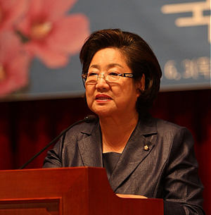 김을동
