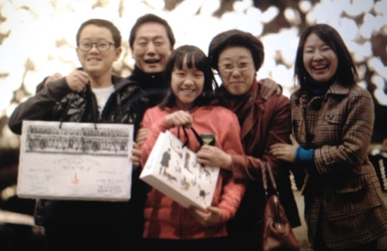 한명숙, 정봉주 전 의원 가족들과 사진촬영