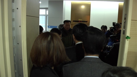 퇴장하는 새누리당 의원들 막은 주민들