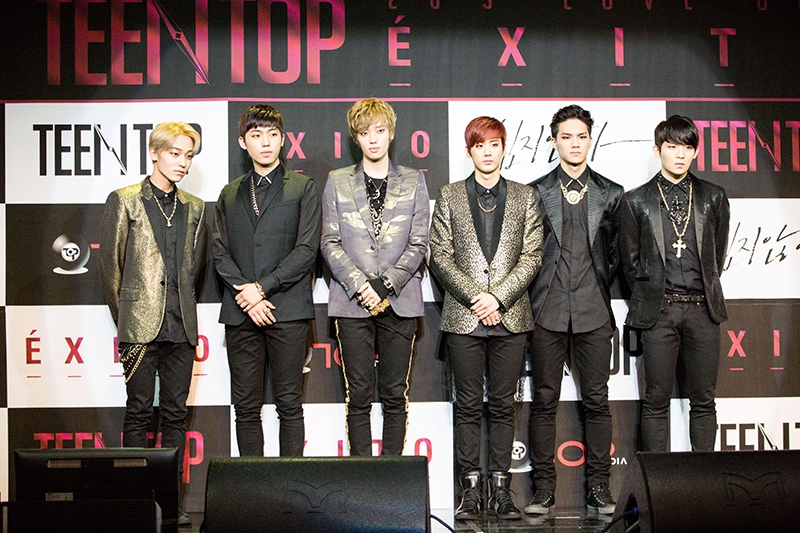 그룹 틴탑이 15일 새 앨범 틴탑 엑시토(ÉXITO)를 발매하고, 이날 오후 서울 마포구 서교동 롯데카드 아트센에서 열린 컴백 쇼케이스를 개최했다.