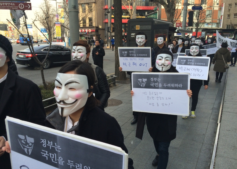 14일 오후 40여명의 시민둘이 서울 청계광장을 출발해 종로 ‘젊음의거리', 인사동을 지나 북인사마당까지 걷는 '박근혜 정권 규탄 행진'을 했다.