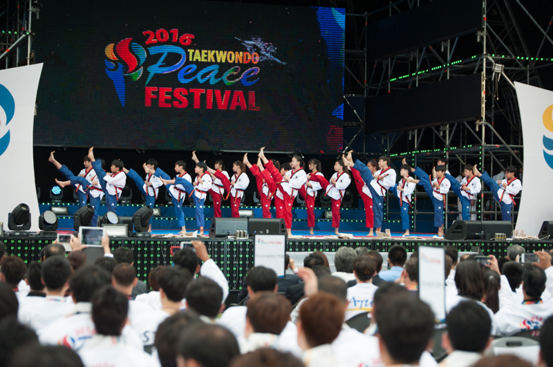 4일 오후 서울시청광장에서 열린 2016 태권도세계평화축제에서 WTF(세계태권도연맹) 태권도 어린이 시범단이 태권도 시범공연을 선보이고 있다.