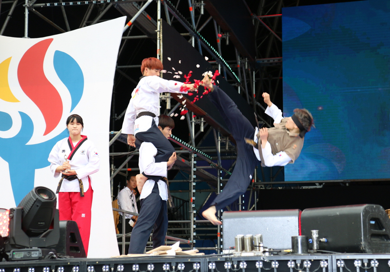 4일 오후 서울시청광장에서 열린 2016 태권도세계평화축제에서 WTF(세계태권도연맹) 태권도 시범단이 시범공연을 선보이고 있다.