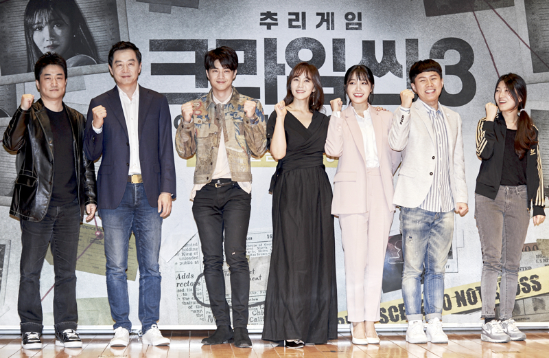 21일 서울 상암동 JTBC 사옥에서 열린 추리예능 ‘크라임씬3’ 제작발표회에서 윤현준CP, 장진, 김지훈, 박지윤, 정은지, 양세형, 김지선PD가 함께 포즈를 취하고 있다.