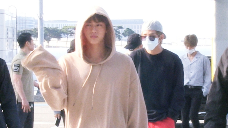 그룹 방탄소년단 멤버들이 21일 오전 ‘윙스투어 아시아’ 방콕 공연을 위해 인천국제공항을 통해 출국했다. (영상캡쳐)