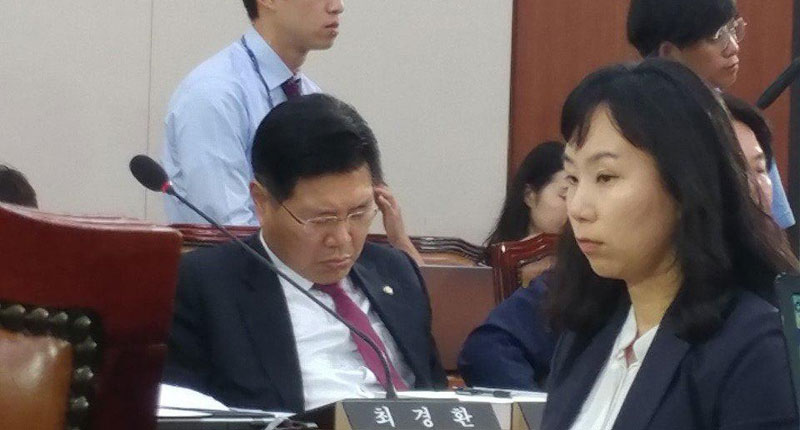 강경화 외교부 장관 인사청문회 도중 졸고 있는 홍문종 자유한국당 의원