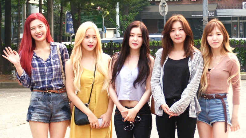 걸그룹 레드벨벳(웬디, 아이린, 슬기, 조이, 예리)이 14일 오전 서울 여의도 KBS 신관에서 진행된 뮤직뱅크 리허설에 참석하며 포토존에서 취재진과 팬들을 만났다.(영상캡쳐)