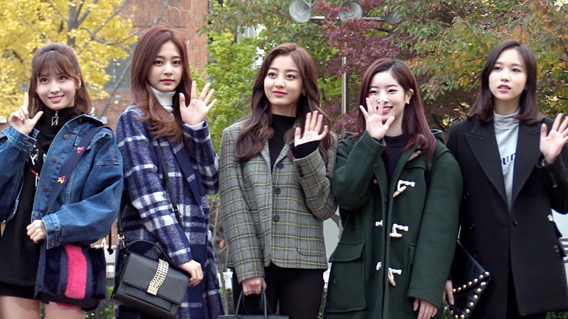 걸그룹 트와이스가 10일 오전 서울 여의도 KBS 신관에서 열린 뮤직뱅크 리허설에 참석하며 포토타임을 갖고 있다.(영상캡쳐)