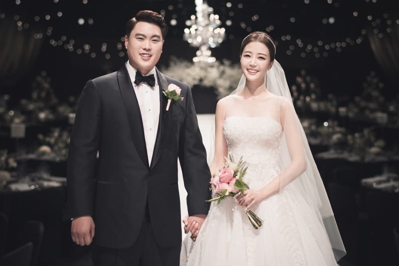 류현진 선수와 배지현 아나운서가 5일 오후 서울 장충동 신라호텔에서 진행된 결혼식을 통해 백년가약을 맺었다.