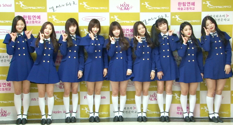 걸그룹 ‘프로미스 나인’이 2일 오전 서울 송파구 장지동 한림연예예술고 10기 입학식 축하무대를 펼치기에 앞서 포토타임을 갖고 있다.(영상캡쳐)