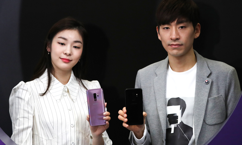 피겨여왕 김연아, 스피드스케이트 이승훈 선수가 9일 오전 서울 중구 SK텔레콤 본사에서 열린 갤럭시S9 개통행사에 참석해 포토타임을 갖고 있다.