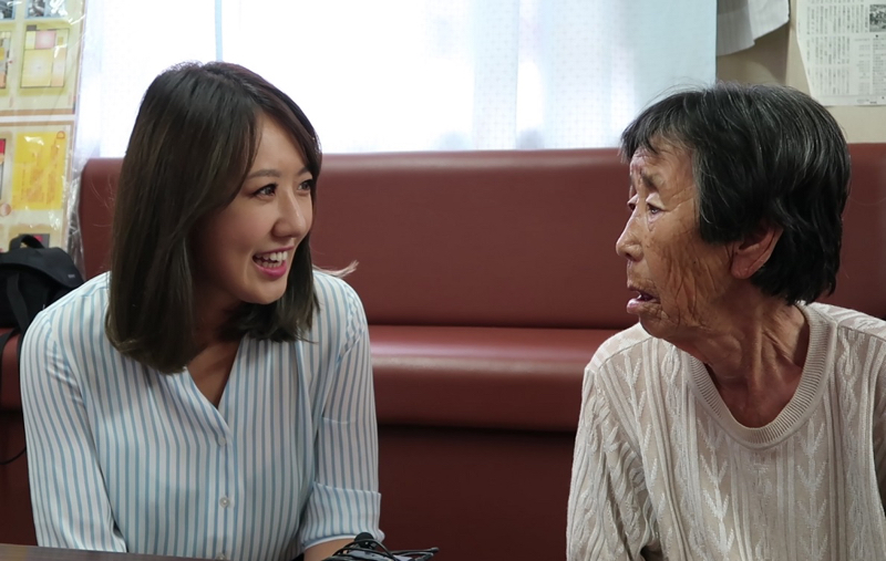 유일하게 남은 우토로 1세대 강경남 할머니(오른쪽)와 대화를 나누고 있는 디바제시카