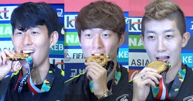 3일 오전 2018 아시안게임에 참가했던 남자축구대표팀이 인천국제공항을 통해 귀국해 해단식 중 포즈를 취하고 있다.(영상캡쳐)