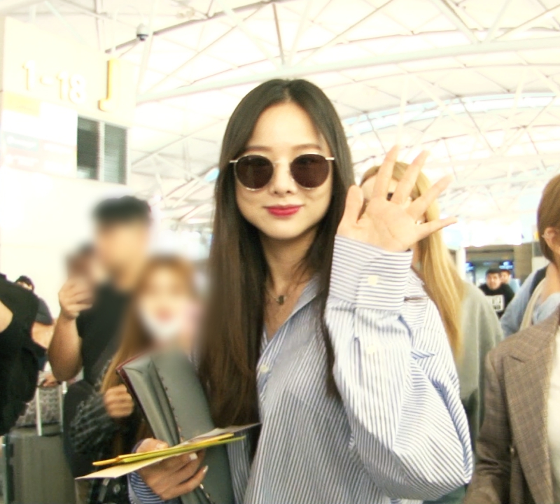 걸그룹 EXID의 솔지가 싱가포르에서 열리는 '2018 한류 팝 페스트' 참석을 위해 7일 오전 인천국제공항을 통해 출국하고 있다.(영상캡쳐)