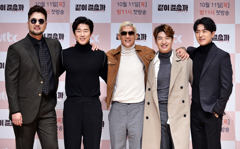 그룹 god 멤버 5명(왼쪽부터 김태우, 윤계상, 박준형, 손호영, 데니안)이 11일 오후 서울 상암동 JTBC에서 열린 새 예능 프로그램 ‘같이 걸을까’ 제작발표회에 참석해 포토타임을 갖고 있다.