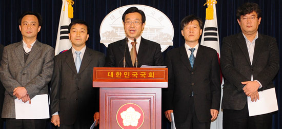 지난 4일 야5당이 선거연합의 원칙과 방안에 대한 합의문을 발표하며 선거연합 논의에 속도를 내고 있다.