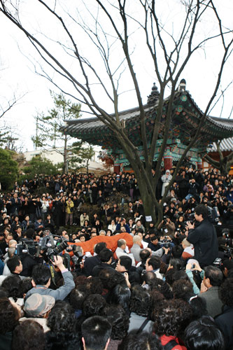 법정스님 법구 이동