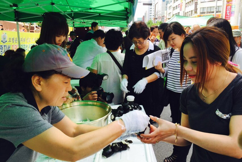 주먹밥 나누는 광주 시민들과 5.18 민중항쟁 35주년 기념행사 참가자들.