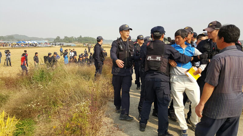 충남 지역 농민들이 농림부장관 면담을 요청했으나 경찰이 이를 가로막고 있다.