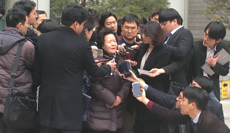 19년 전 이태원 살인사건의 피해자 고 조중필씨 어머니가 29일 해당 사건의 진범으로 지목된 패터슨에 대한 선고 공판 직후 기자들과 만나 이야기하고 있다.