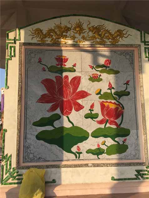 하미마을 학살 위령비 비문이 연꽃 문양으로 덮여있다.