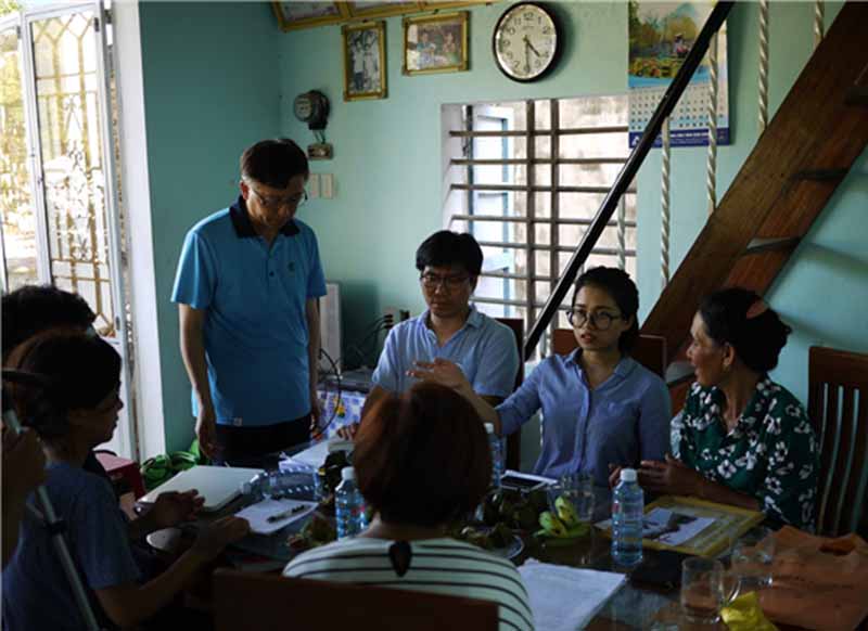 응웬 티 홍(맨 오른쪽)이 자신의 집에서 학살 당시 목격한 장면을 상세히 설명하고 있다.