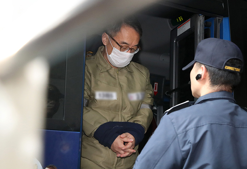 28일 오후 구속 후 첫 소환 조사를 받으러 검찰청에 출석하과 있는 임종헌 전 법원행정처 차장