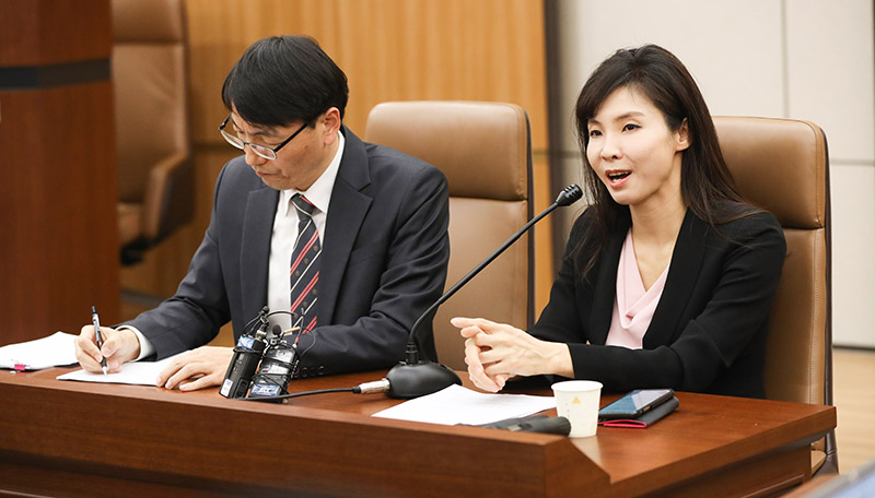 서지현 검사가 안태근 전 검찰국장을 상대로 손해배상 청구 소송을 제기한 배경을 설명하고 있다.