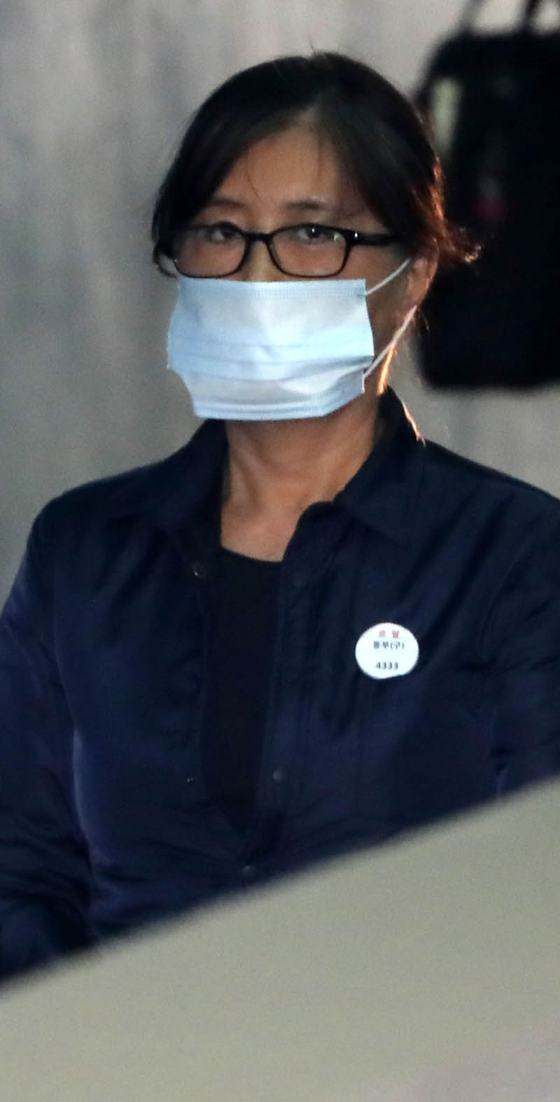 '국정농단' 최순실이 9일 오전 서울 서초구 서울고등법원에서 열린 공판에 출석하고 있다.