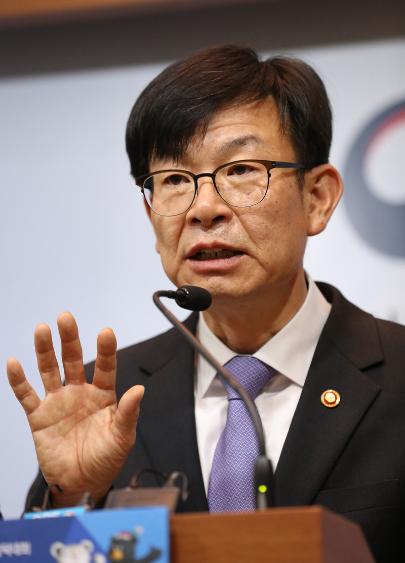 김상조 공정거래위원장이 지난 10일 오전 정부세종청사에서 공정거래 법집행체계개선 T