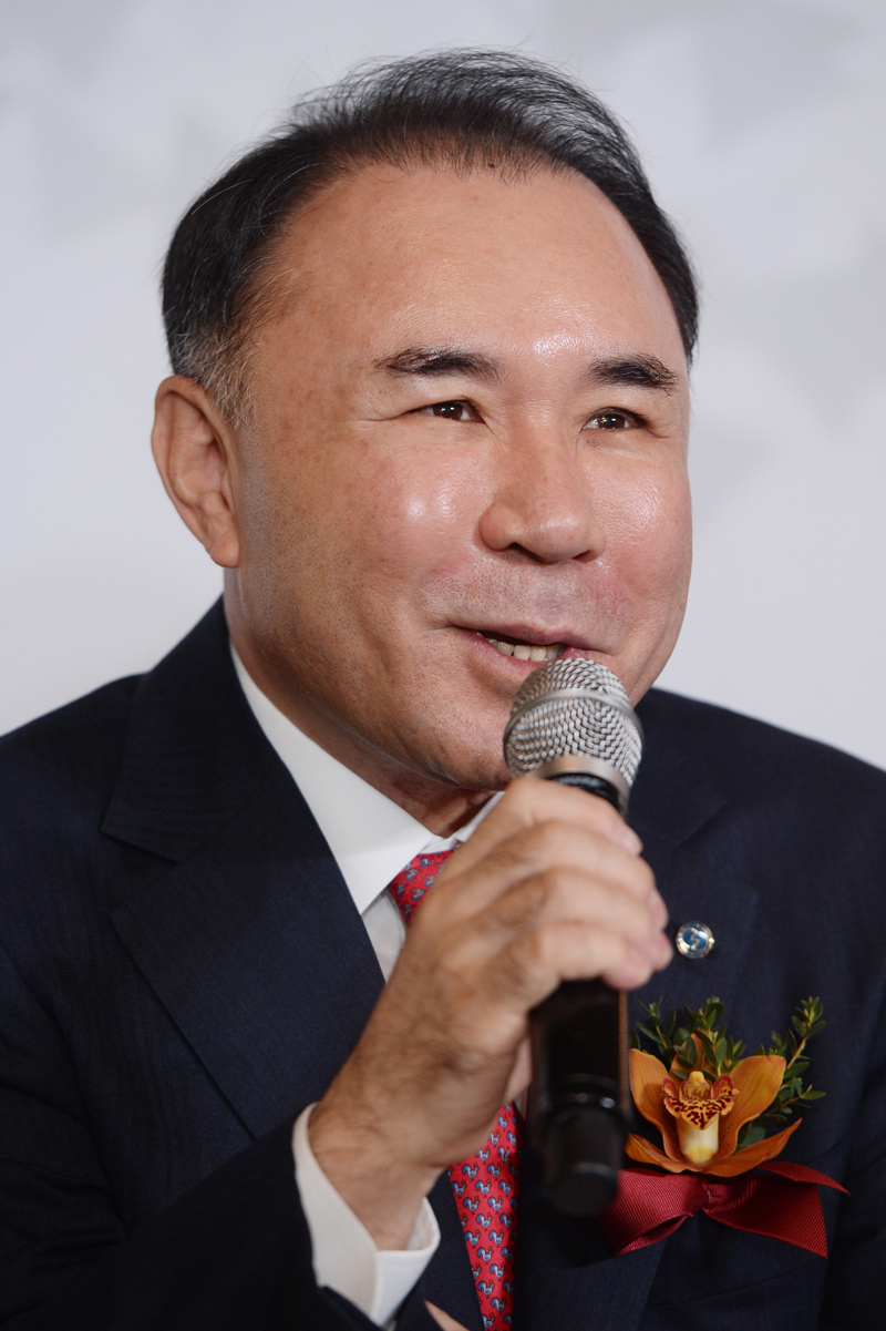 윤홍근 제너시스BBQ 회장