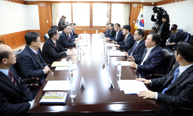 13일 오전 서울 종로구 정부서울청사에서 열린 가상통화 관련 긴급회의.