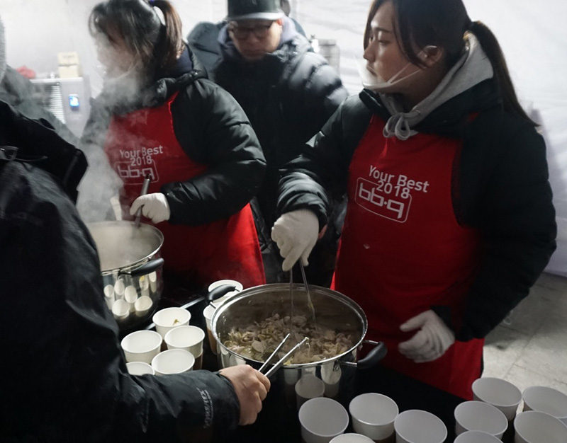 닭곰탕을 나눠주고 있는 BBQ