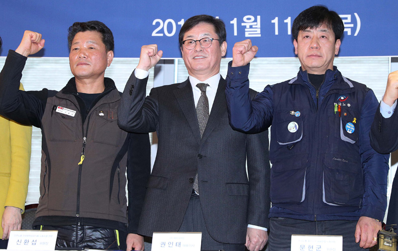 11일 오후 서울 여의도의 한 식당에서 열린 파리바게뜨 제조기사 노·사 상생 협약식에서 신환섭(왼쪽부터) 민주노총 전국화학섬유식품노조위원장, 권인태 파리크라상 대표이사, 문현군 한국노총 중부지역 공공산업노조 위원장이 파이팅을 외치고 있다.