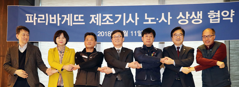 11일 오후 서울 여의도의 한 식당에서 열린 파리바게뜨 제조기사 노·사 상생 협약식에서 이재광(왼쪽부터) 가맹점주협의회 대표, 정의당 이정미 대표, 신환섭 민주노총 전국화학섬유식품노조위원장, 권인태 파리크라상 대표이사, 문현군 한국노총 중부지역 공공산업노조 위원장, 더불어민주당 우원식 원내대표, 이남신 시민사회대책위원회 위원장이 기념촬영 하고 있다.