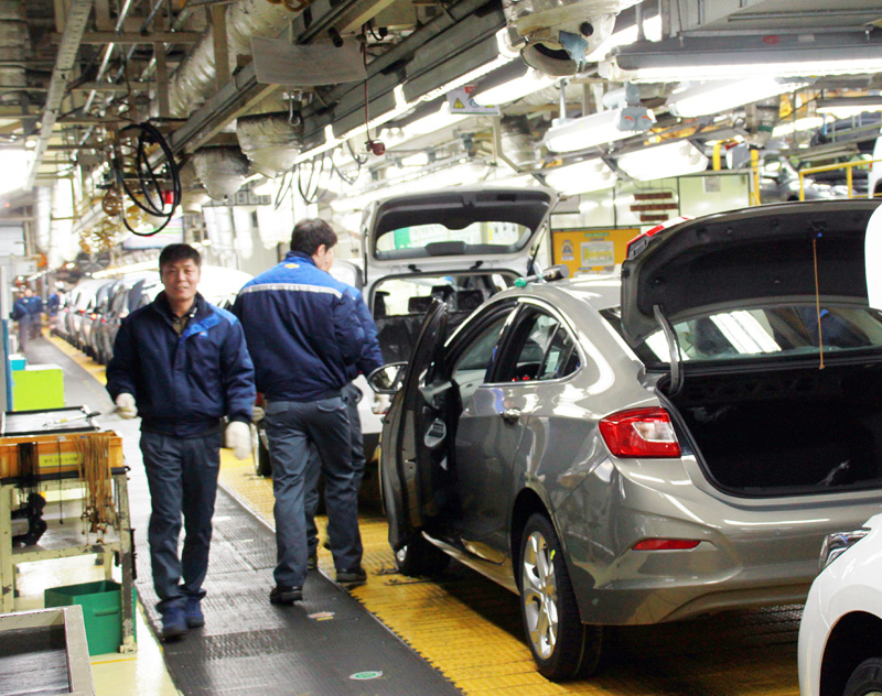 지난해 2월 6일 한국지엠㈜ 군산공장의 준중형 세단인 '올 뉴 크루즈(All New Cruze)'의 무결점 양산을 위한 검사 공정라인이 바쁘게 진행되고 있다.