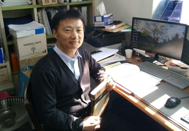 전국가맹점주협의회연석회의 소속 정종열 가맹거래사가 16일 '민중의소리'와 만나고 있다.