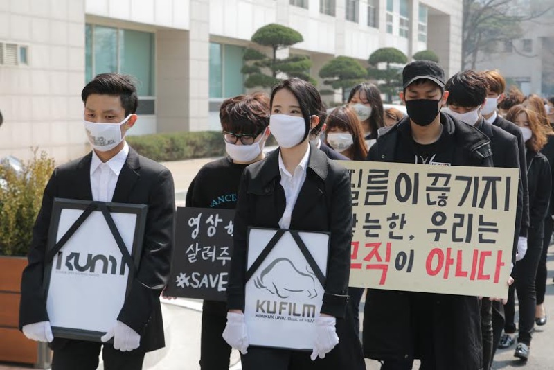 건국대 학생들이 대학의 일방적인 학과통폐합에 반발하며 침묵시위를 진행했다.