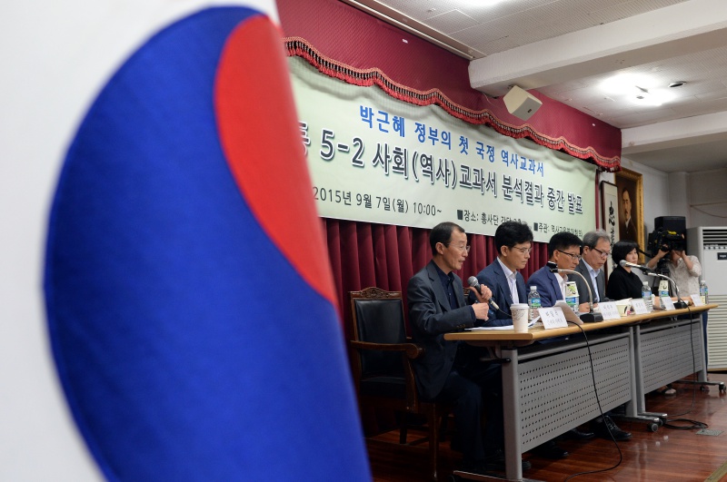 7일 오전 서울 동대문구 혜화동 흥사단강당에서 진행된 ‘역사교육연대회의, 박근혜 정부의 첫 국정역사교과서 분석결과 중간발표’에서 하일식 연세대 사학과 교수가 발표하고 있다. (자료사진)
