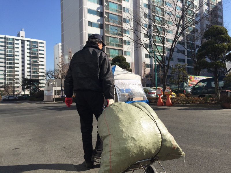 서울시 가양동 D아파트 경비원이 분리수거 용품을 나르고 있다.