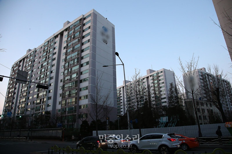 통합전자보안시스템을 도입하기 위해 경비원 44명 전원을 해고해 논란이 되고 있는 서울 가양동 D아파트 전경.