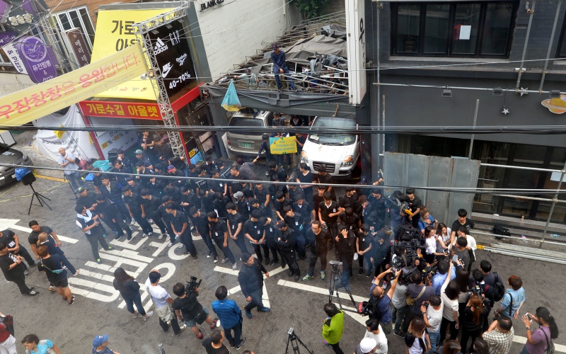 7일 오전 맘상모 등 상인들이 임대 계약 문제로 마찰을 빚었던 곱창집 우장창창의 강제집행을 막고 있다.
