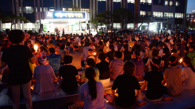 6번째 사드배치 반대 촛불문화제가 18일 오후 8시 경북 성주군청에서 열렸다.