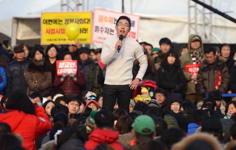 방송인 김제동이 24일 오후 서울 종로구 광화문광장에서 박근혜 대통령 퇴진 촉구 제9차 범국민 촛불집회를 앞두고 열린 사전집회에서 발언하고 있다.