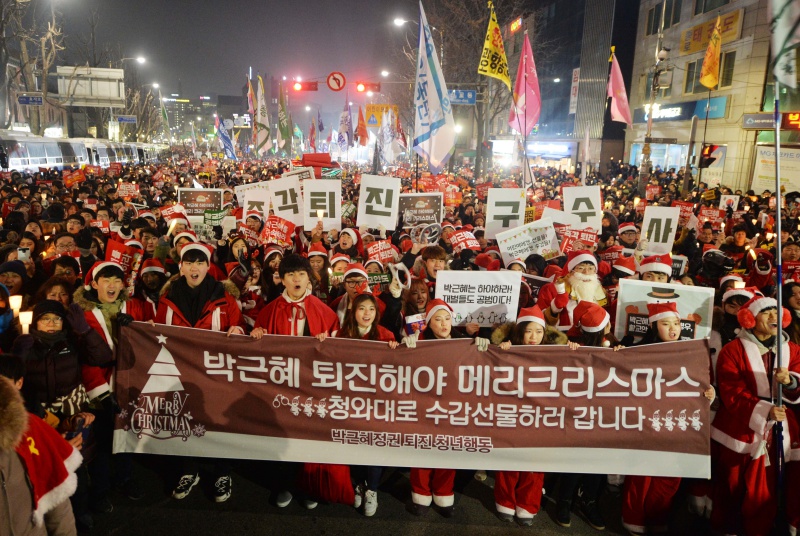 24일 오후 서울 종로구 일대에서 시민들이 박근혜 대통령 퇴진 촉구 제9차 범국민 촛불집회에 참여하고 있다