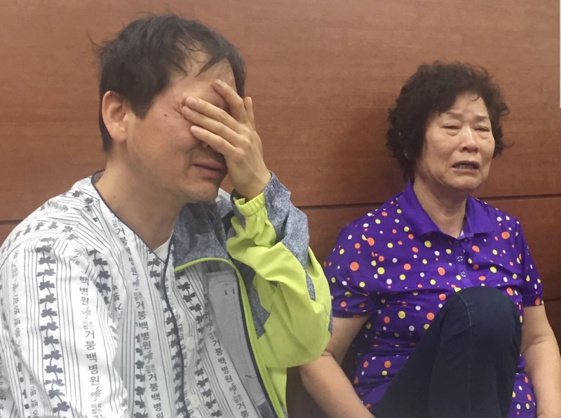 삼성중공업 하청노동자 박철희(왼쪽)씨가 삼성중공업 크레인 사고 당시 상황을 설명하며 눈물 흘리고 있다.
