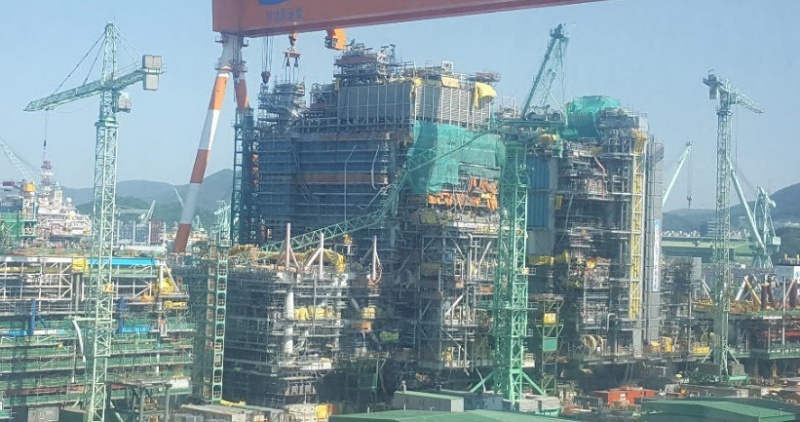 1일 오후 2시50분께 발생한 삼성중공업 내 타워크레인이 건조 중인 선박 위를 덮쳤다