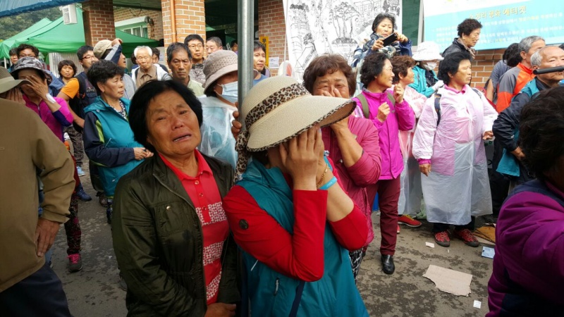 7일 오전 사드 발사대 4기가 소성리 마을회관 앞을 통과한 후 소성리 주민들이 눈물을 흘리고 있다.
